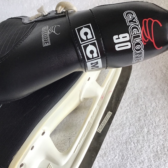 Classic Black Ice Skates - Picture 4 of 9